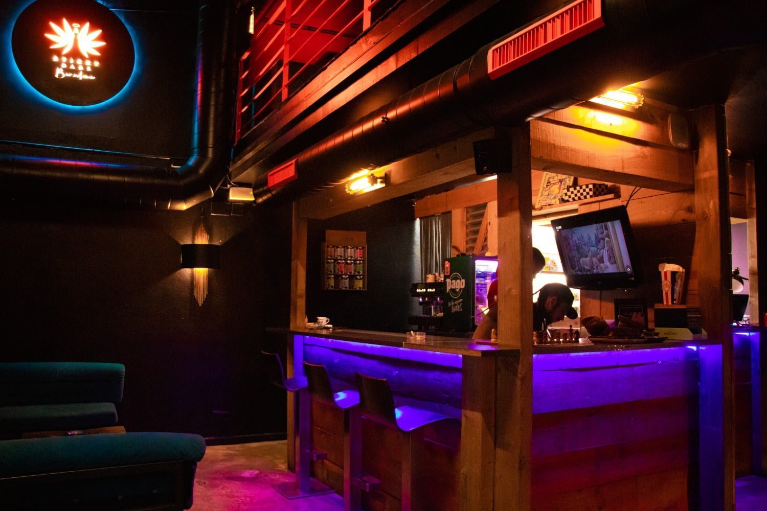 sticky dabs bcn cannabis social club salon et bar avec logo au premier étage